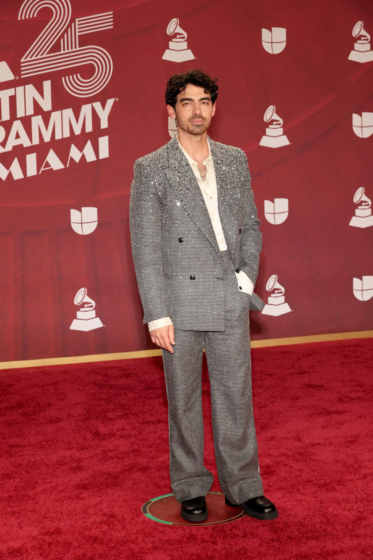 Joe Jonas revela como superou fase difícil e encontrou forças para se apresentar