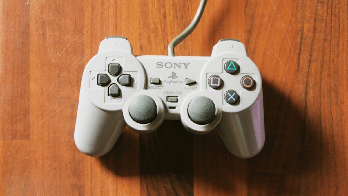 Jogo obscuro do PlayStation 1, Brightis, é traduzido para o inglês por fãs