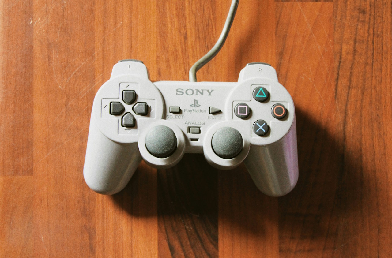 Jogo obscuro do PlayStation 1, Brightis, é traduzido para o inglês por fãs