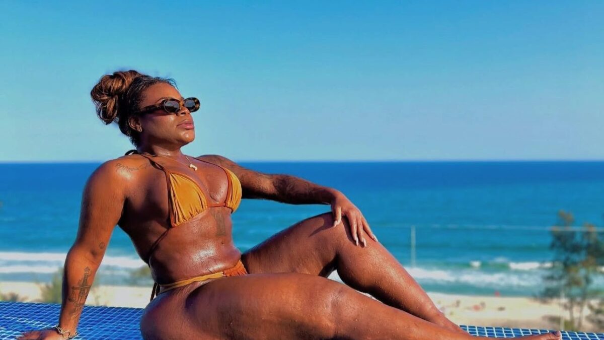Jojo Todynho realiza cirurgia para definir pernas após perder 90 kg