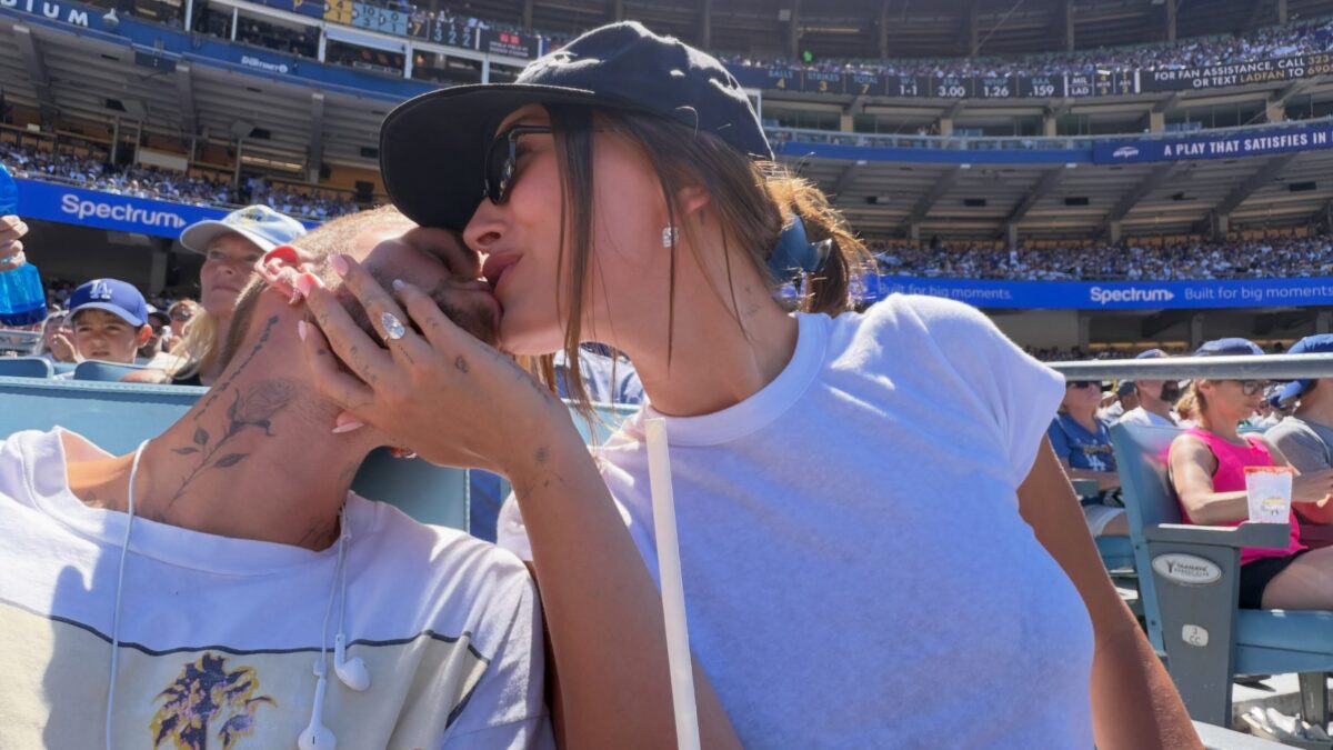 Justin e Hailey Bieber trocam beijos em jogo do Los Angeles Dodgers