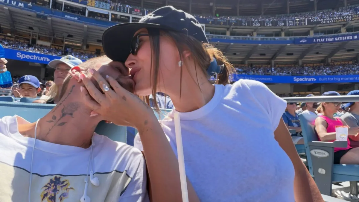 Justin e Hailey Bieber trocam beijos em jogo do Los Angeles Dodgers