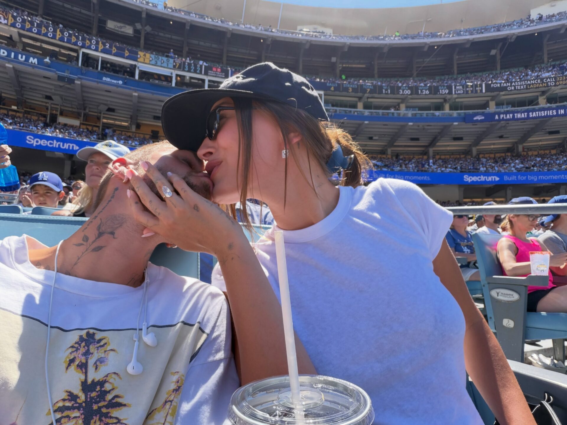 Justin e Hailey Bieber trocam beijos em jogo do Los Angeles Dodgers
