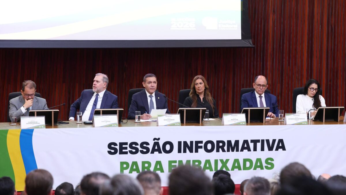 Kassio Nunes Marques defende urna eletrônica em reunião com embaixadores