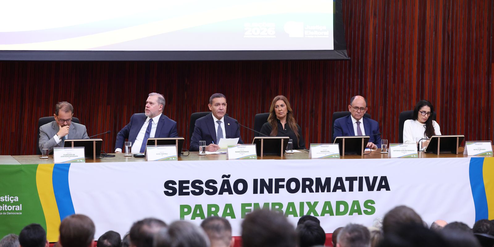 Kassio Nunes Marques defende urna eletrônica em reunião com embaixadores