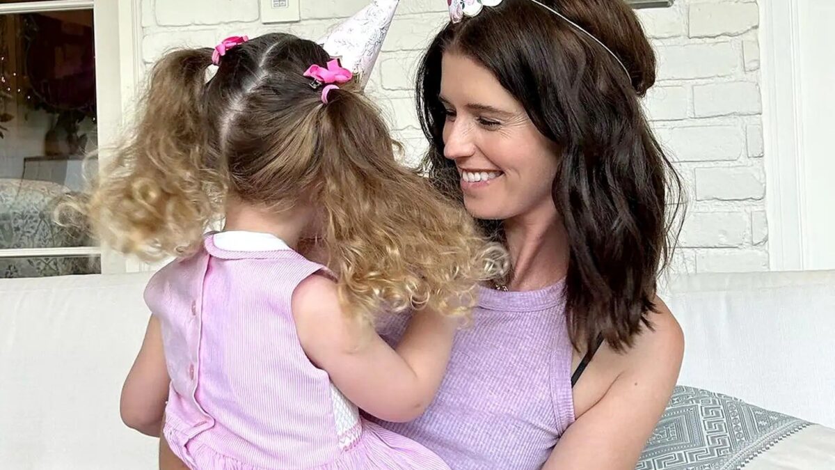 Katherine Schwarzenegger celebra 6 anos da filha Lyla com passeio a cavalo