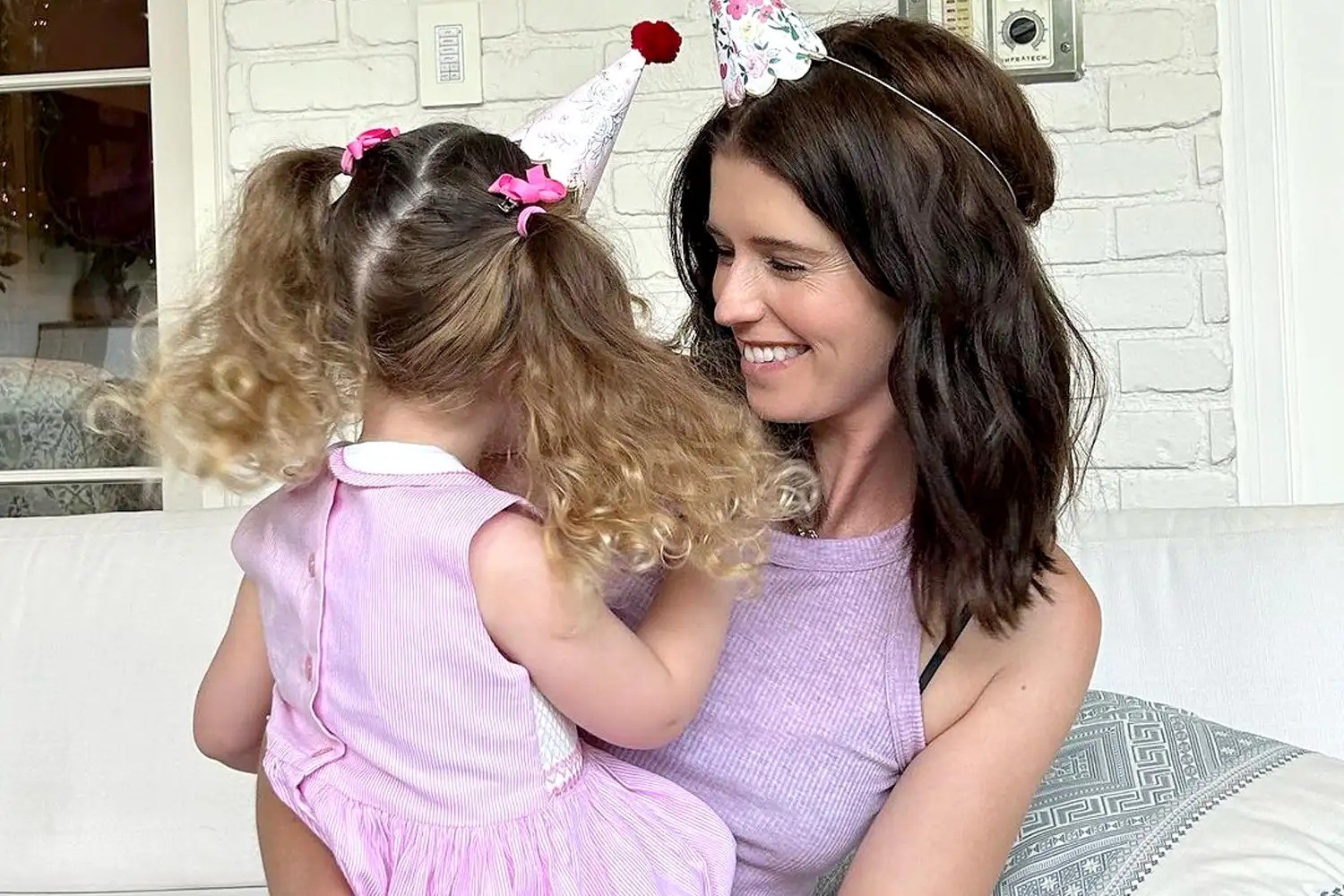 Katherine Schwarzenegger celebra 6 anos da filha Lyla com passeio a cavalo