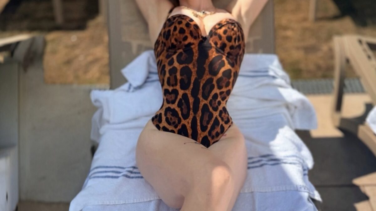 Kelly Osbourne exibe maiô de leopardo e reflete sobre pausas em férias relaxantes
