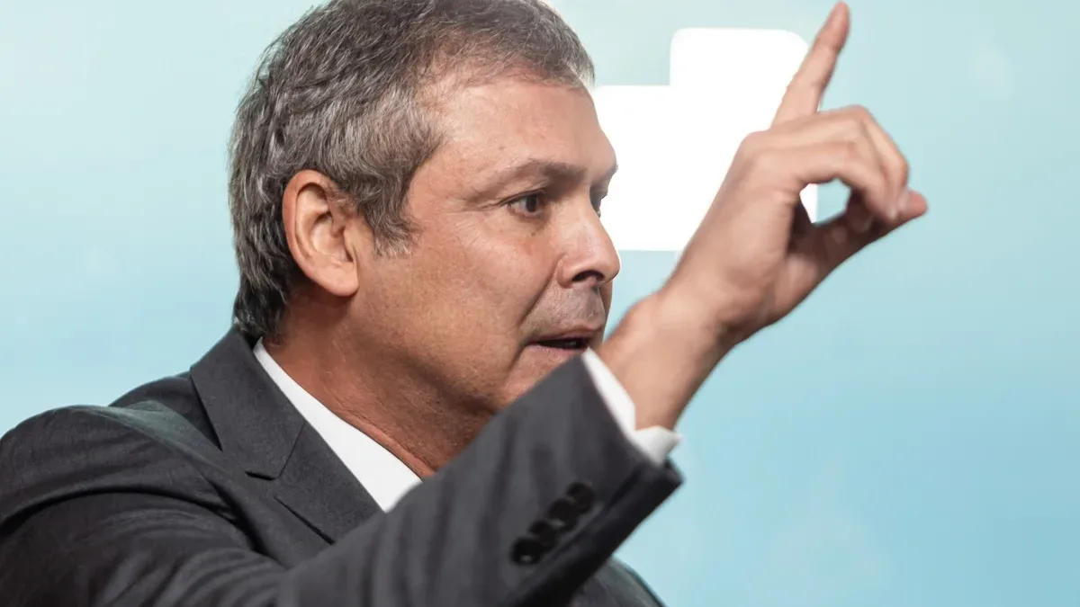 Lindbergh Farias critica revogação de visto da embaixadora e aponta Bolsonaro em festa