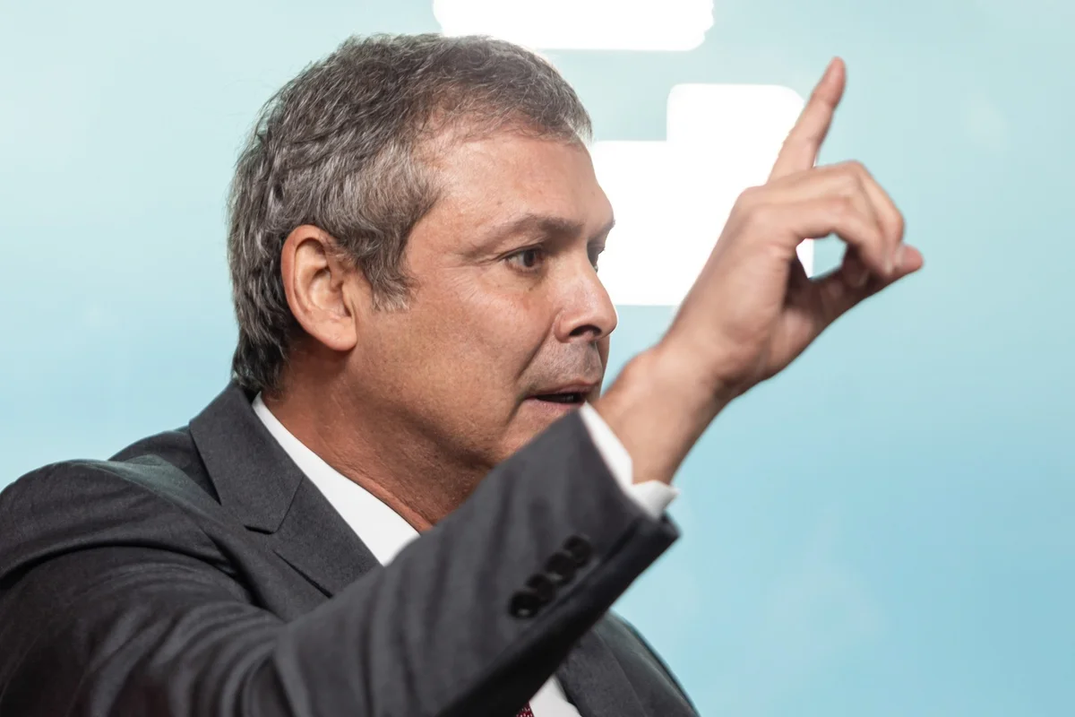 Lindbergh Farias critica revogação de visto da embaixadora e aponta Bolsonaro em festa