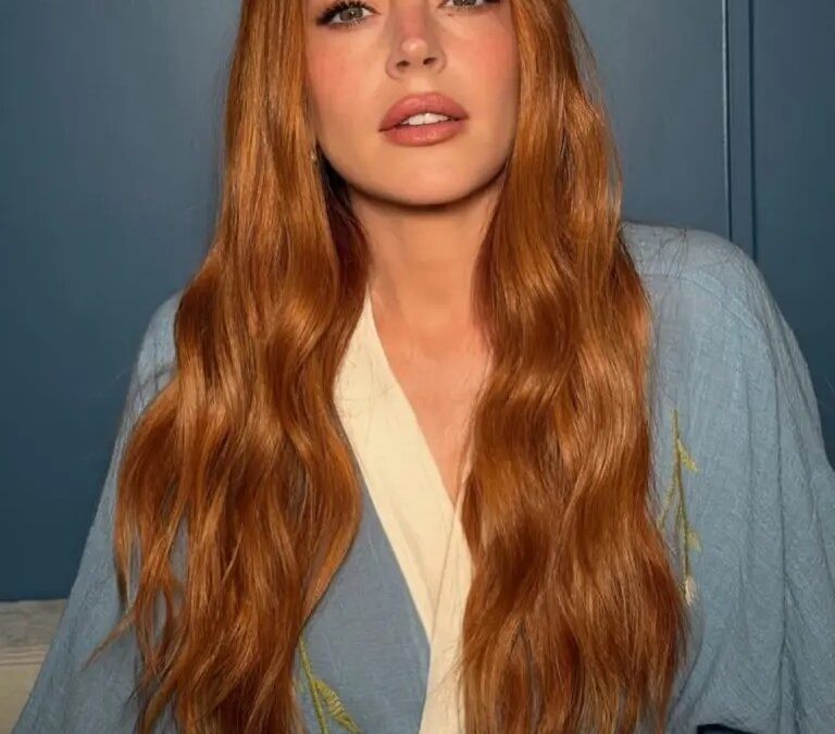Lindsay Lohan resgata cabelo ruivo icônico e encanta fãs com transformação