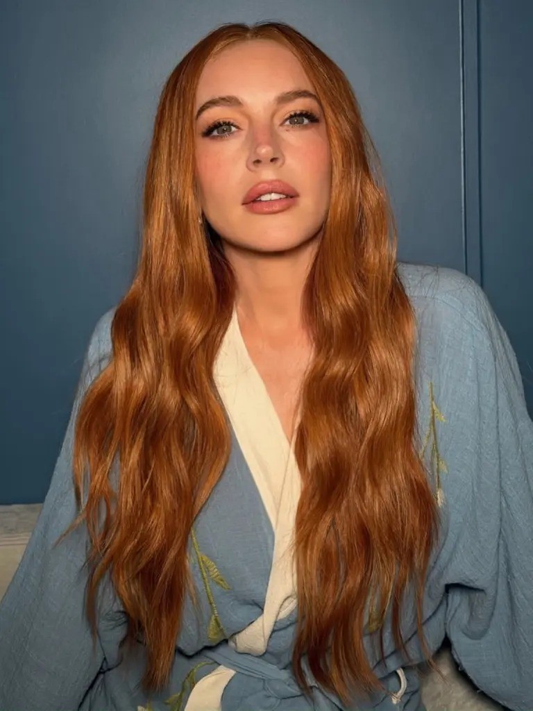 Lindsay Lohan resgata cabelo ruivo icônico e encanta fãs com transformação