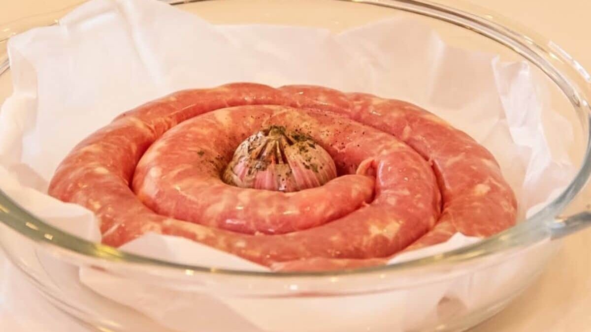 Linguiça assada com pasta de alho: receita suculenta e fácil de fazer