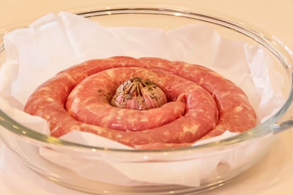 Linguiça assada com pasta de alho: receita suculenta e fácil de fazer