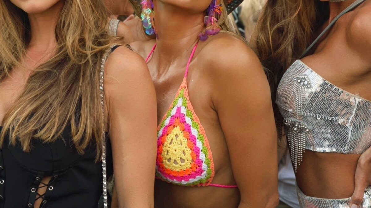 Livia Andrade brilha em look colorido durante festival em Ibiza com amigos