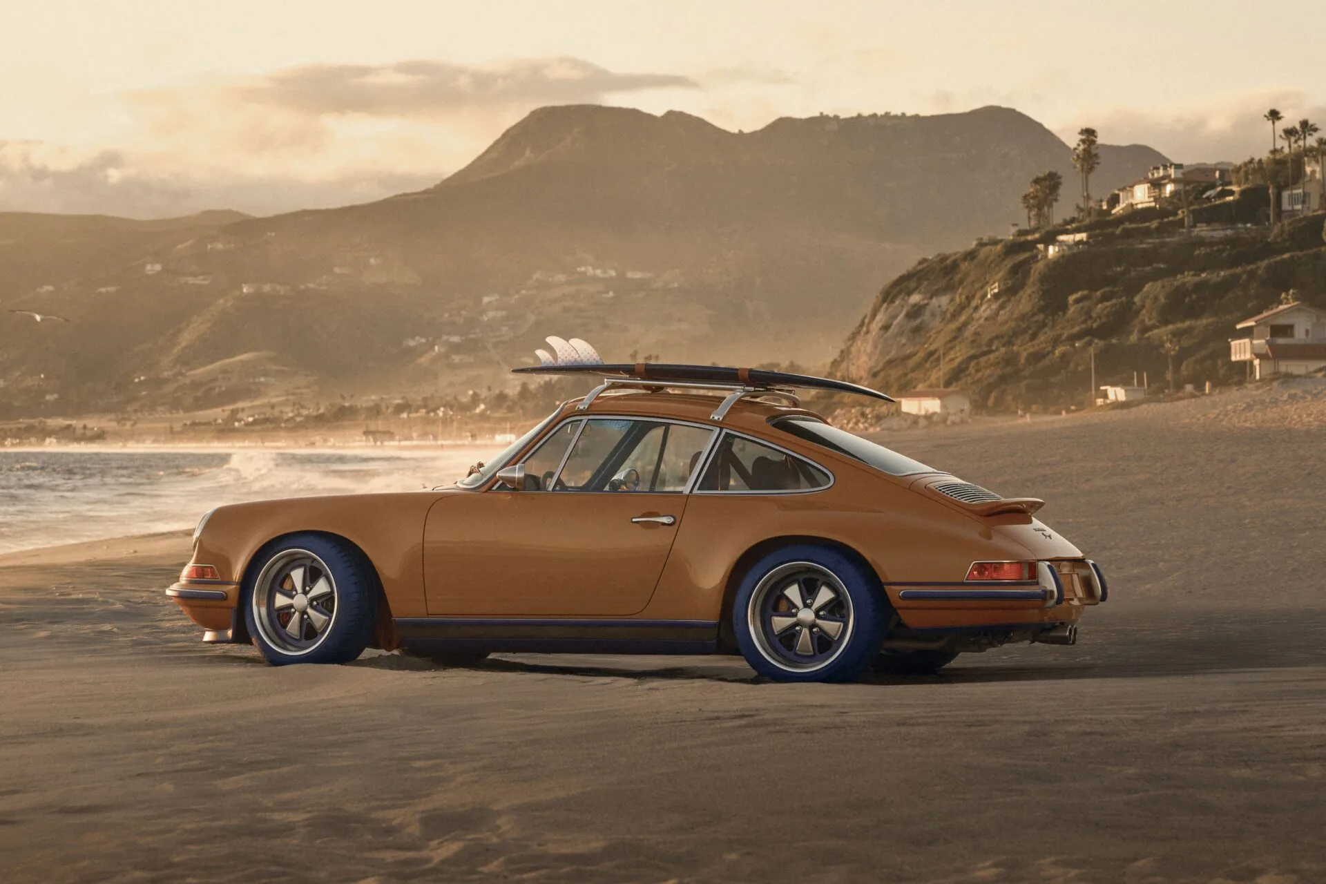 Louis Vuitton e Singer lançam Porsches personalizados com coleção exclusiva de moda