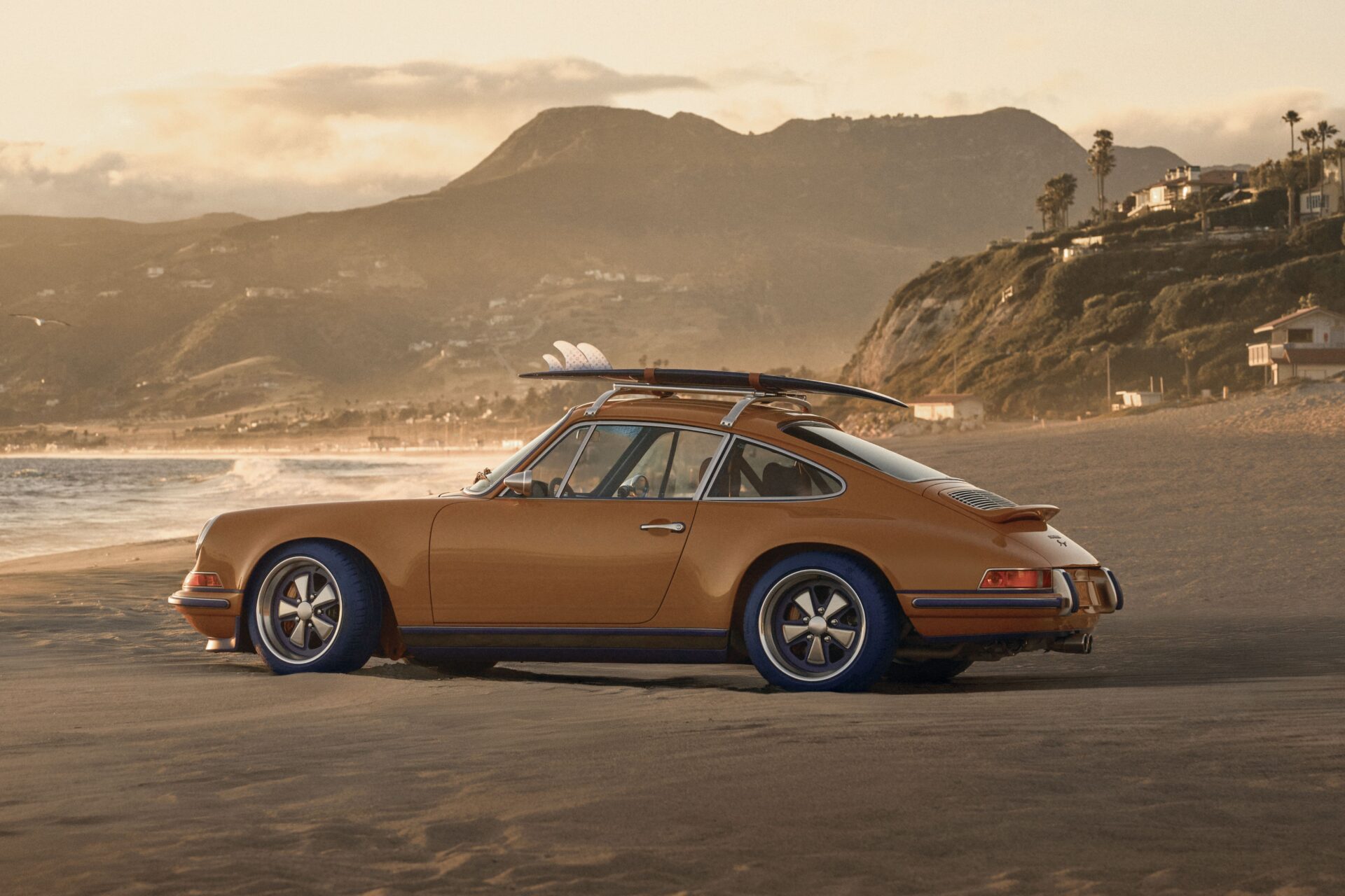 Louis Vuitton e Singer lançam Porsches personalizados com coleção exclusiva de moda