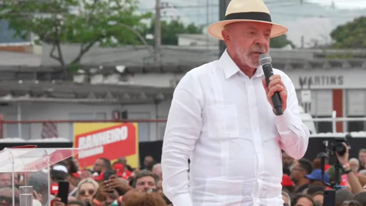 Lula promete tirar Rio das páginas policiais e acena a religiosos em comício