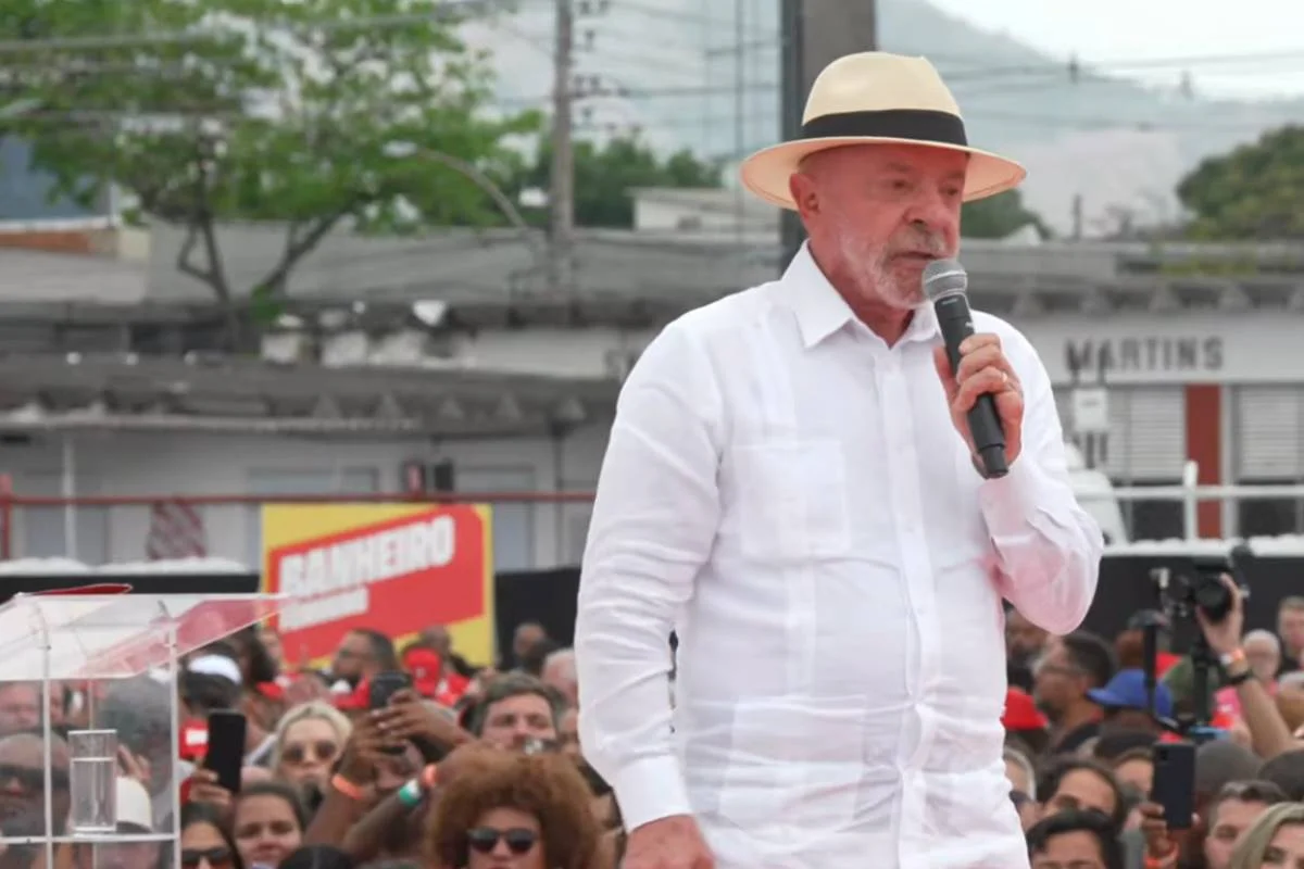 Lula promete tirar Rio das páginas policiais e acena a religiosos em comício