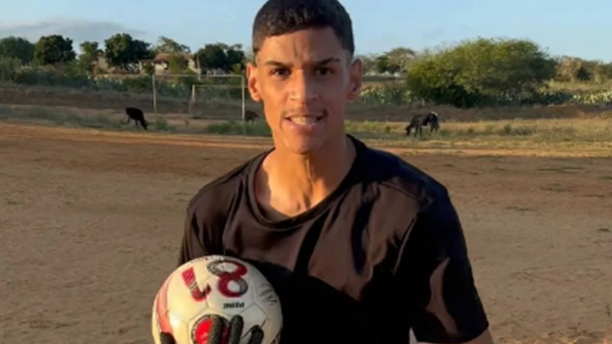 Luva de Pedreiro prestigia clássico entre Vitória e Bahia no Barradão