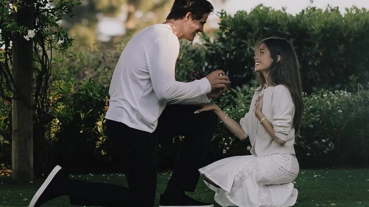 Madison Beer exibe anel de noivado milionário em evento em Los Angeles