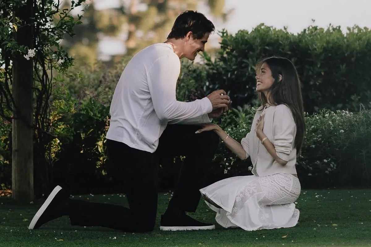 Madison Beer exibe anel de noivado milionário em evento em Los Angeles