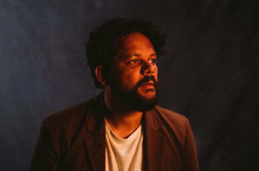 Marcos Almeida lança "Mística", single que celebra a magia do instante em novo álbum.