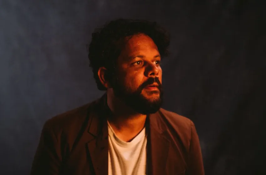 Marcos Almeida lança "Mística", single que celebra a magia do instante em novo álbum.