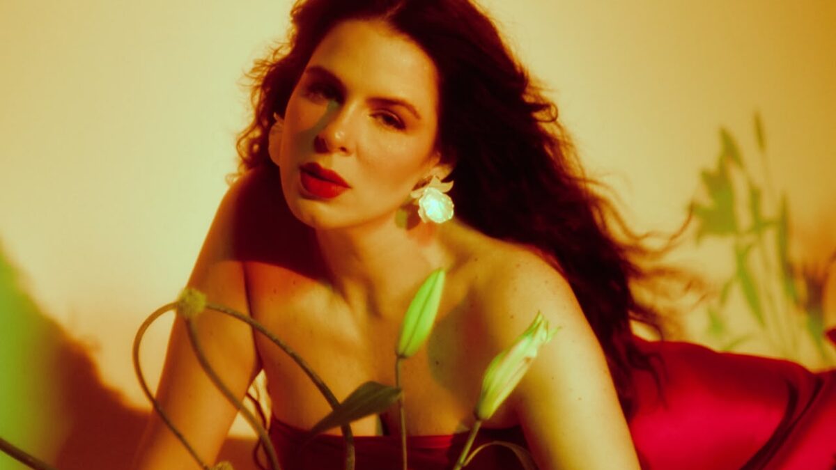 Mariana Volker lança álbum "Feitiço" com Maria Gadú e Rachel Reis sobre amor e emoções.