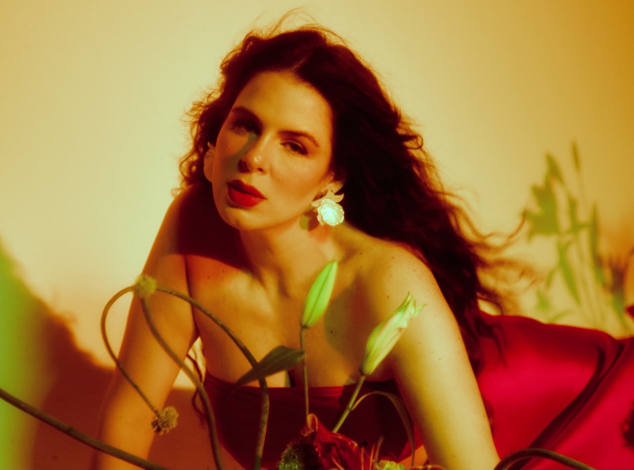 Mariana Volker lança álbum "Feitiço" com Maria Gadú e Rachel Reis sobre amor e emoções.