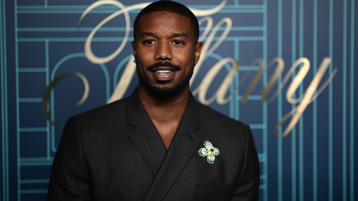 Michael B. Jordan agradece idosa que o incluiu na parede da família como 'neto'