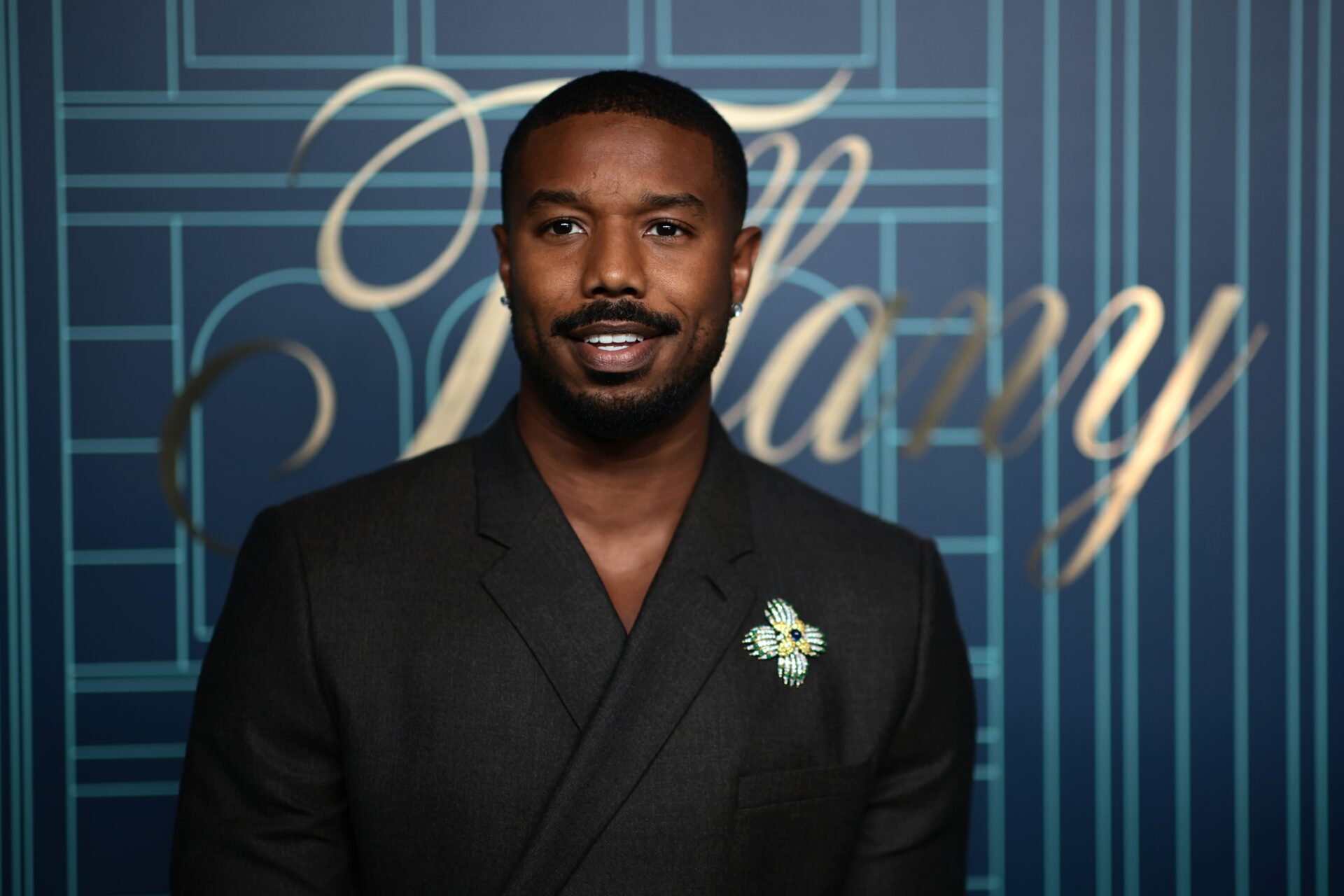 Michael B. Jordan agradece idosa que o incluiu na parede da família como 'neto'