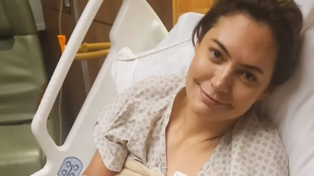 Michelle Bolsonaro compartilha foto no hospital após exames por enxaqueca
