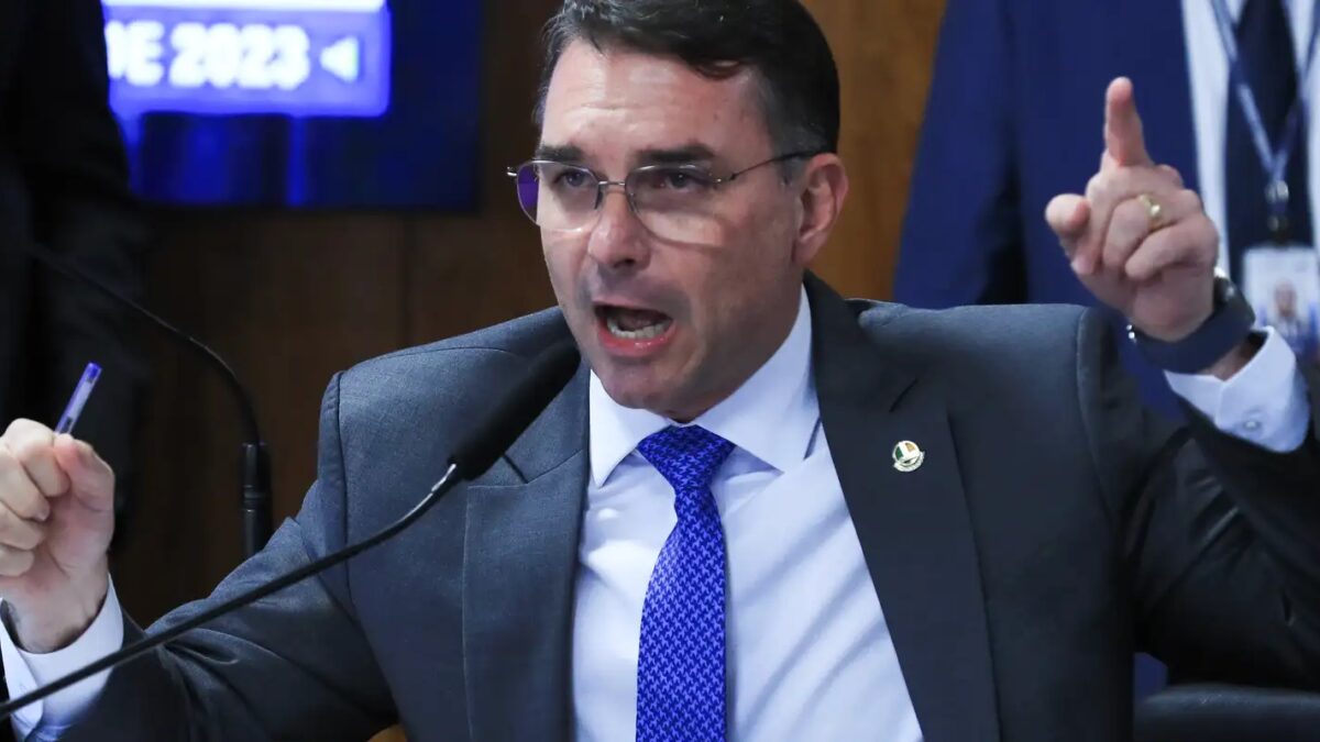 Missão solicita investigação sobre filiação falsa de Flávio Bolsonaro ao PL