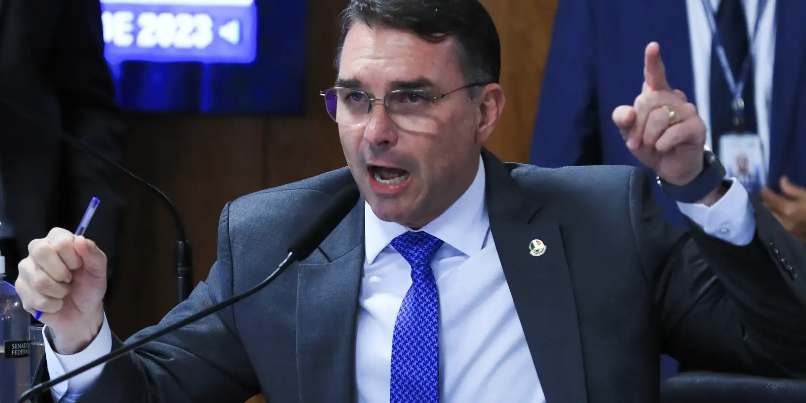 Missão solicita investigação sobre filiação falsa de Flávio Bolsonaro ao PL