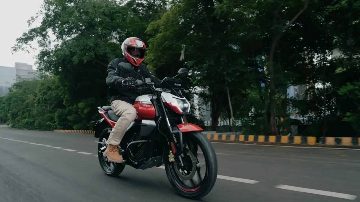 Moto elétrica Avore EX2S acelera como carro e recarrega em tomada comum
