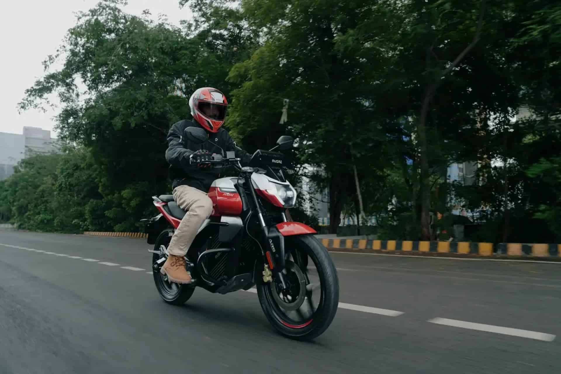 Moto elétrica Avore EX2S acelera como carro e recarrega em tomada comum