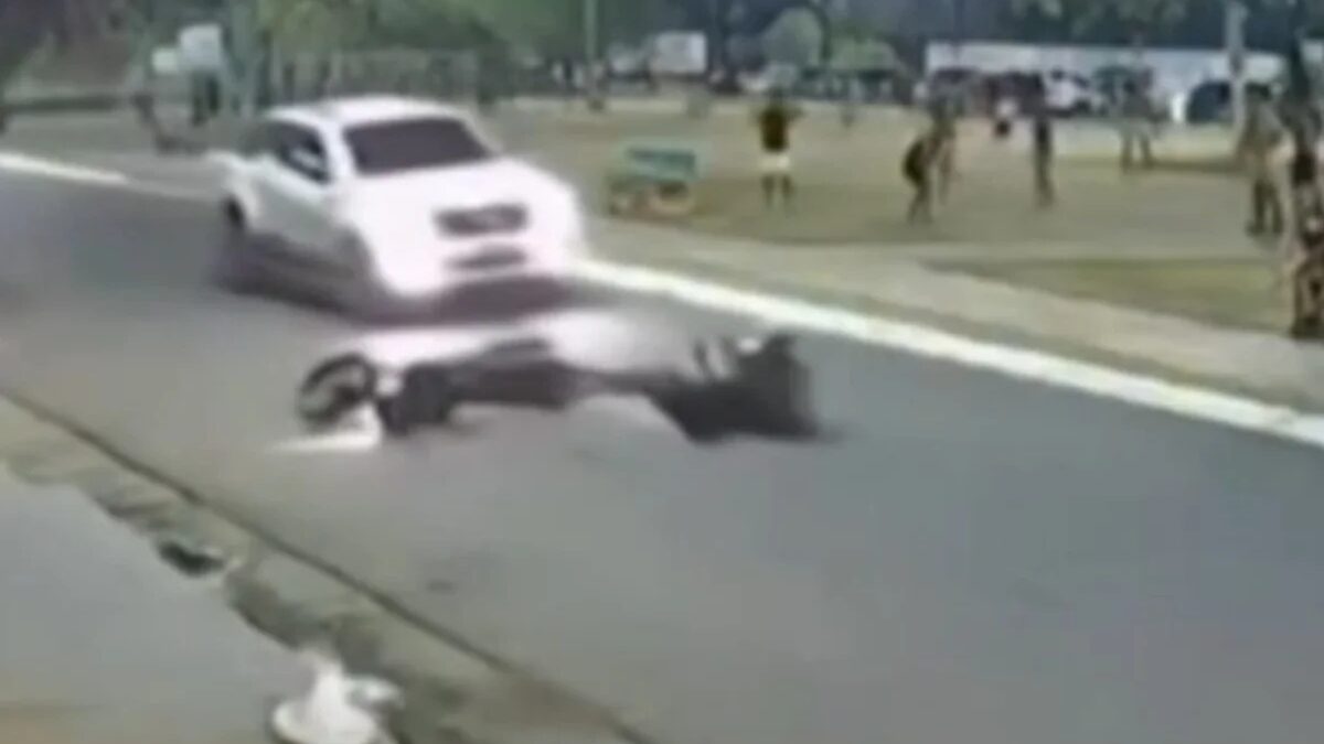 Motociclista cai após ser atingido por bola e quase é atropelado em Marabá