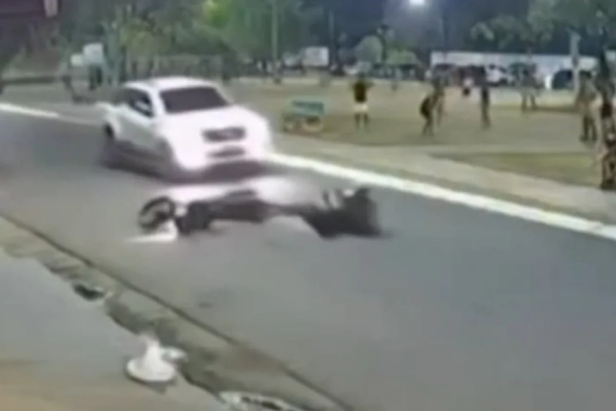 Motociclista cai após ser atingido por bola e quase é atropelado em Marabá