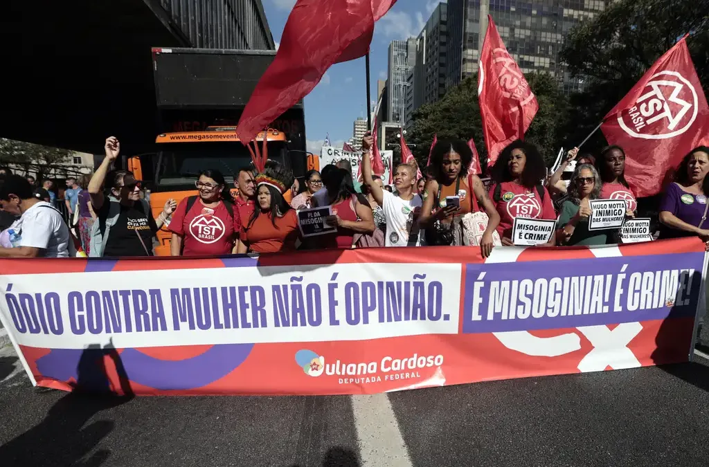 Mulheres protestam em sete capitais pela votação do PL da Misoginia neste domingo