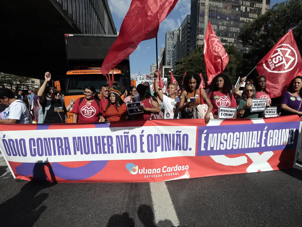 Mulheres protestam em sete capitais pela votação do PL da Misoginia neste domingo