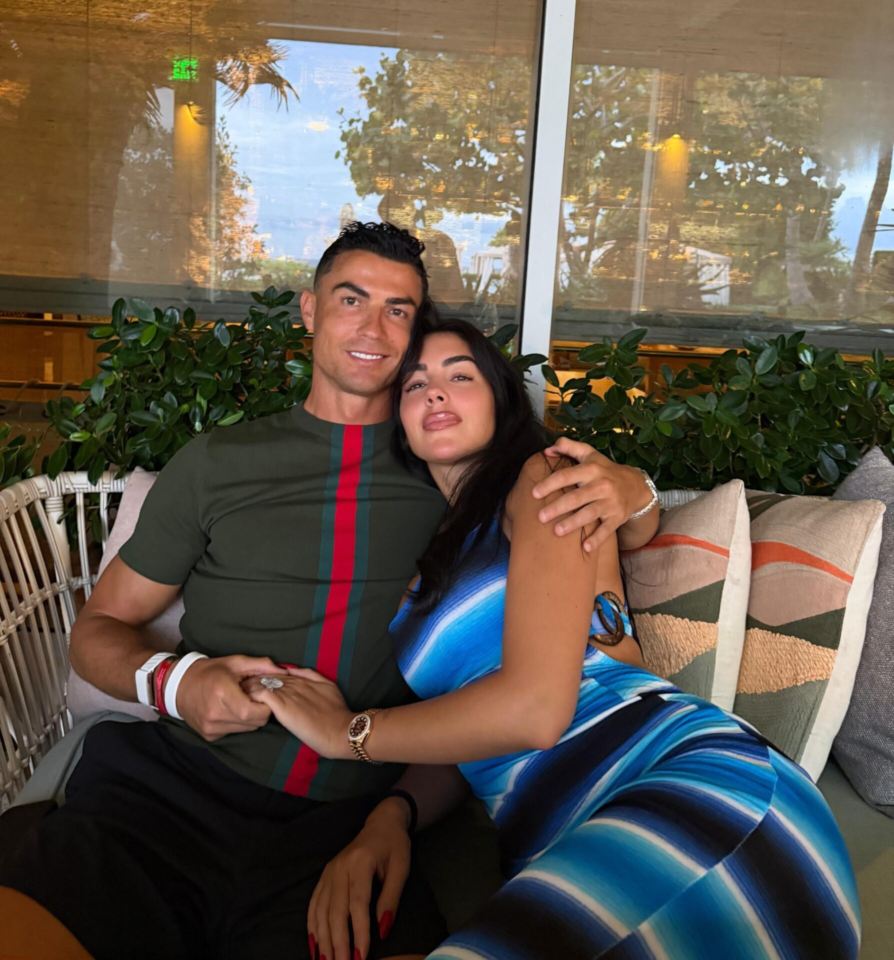 Multidão se aglomera em casamento em Portugal acreditando em Cristiano Ronaldo e Georgina