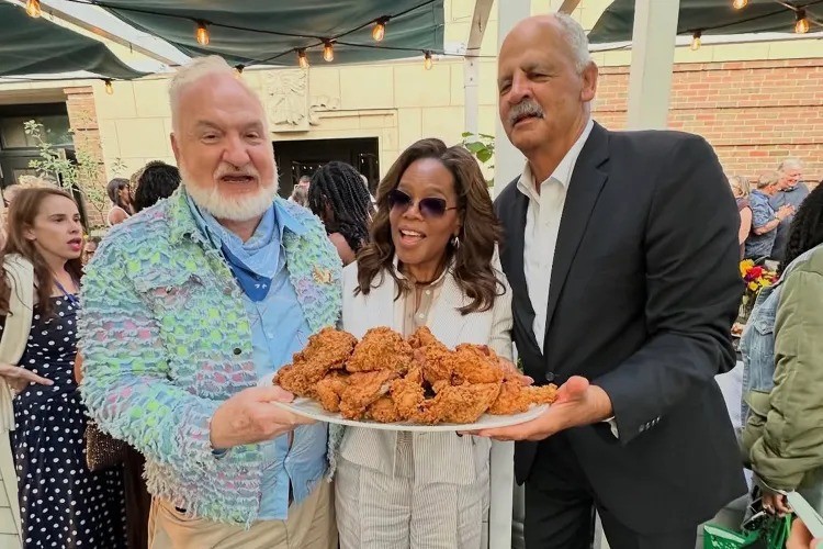 Oprah Winfrey, aos 72 anos, faz rara aparição com Stedman Graham em Chicago