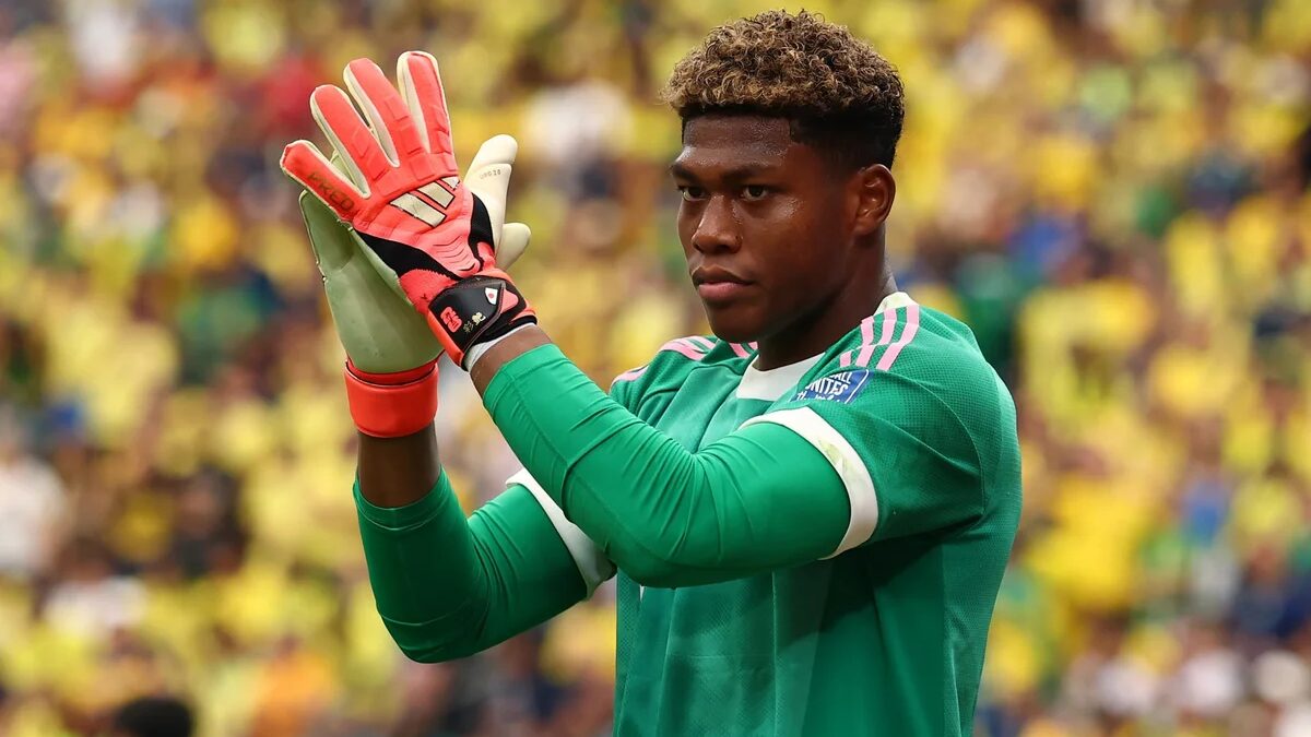 PSG fecha acordo por goleiro japonês Zion Suzuki por R$ 206 milhões