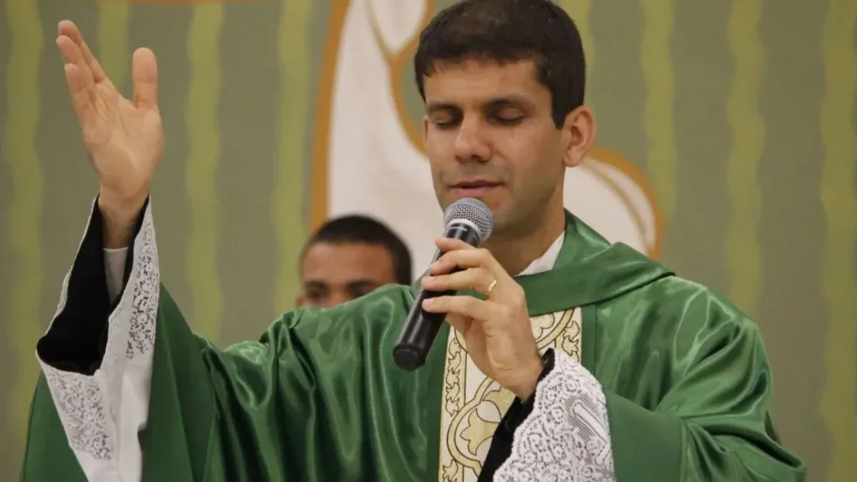 Padre de SP é excomungado após se juntar a grupo ultraconservador FSSPX