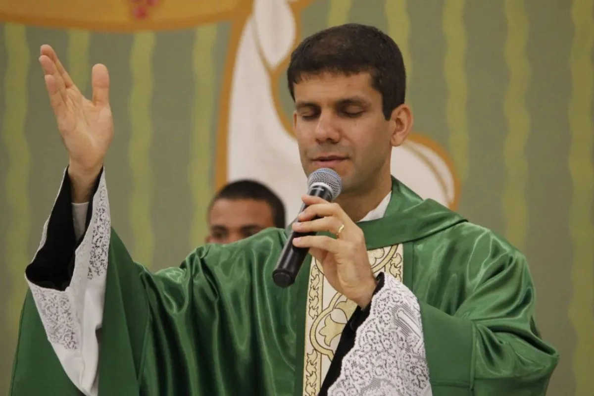 Padre de SP é excomungado após se juntar a grupo ultraconservador FSSPX