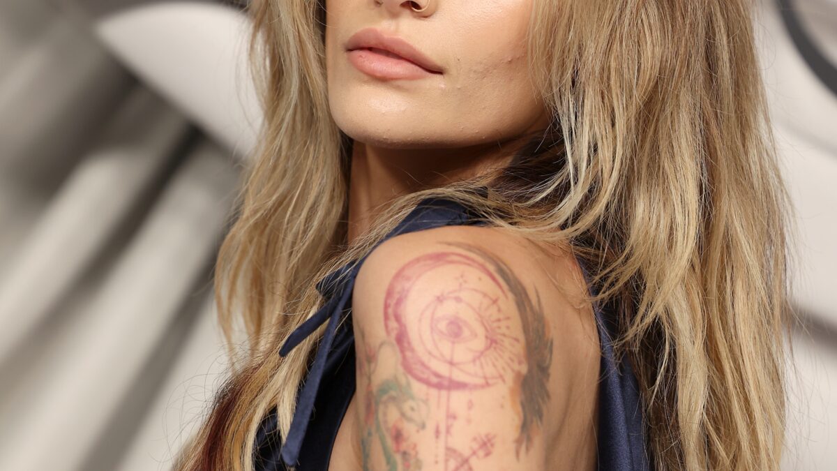 Paris Jackson responde críticas sobre suas tatuagens com bom humor e ironia