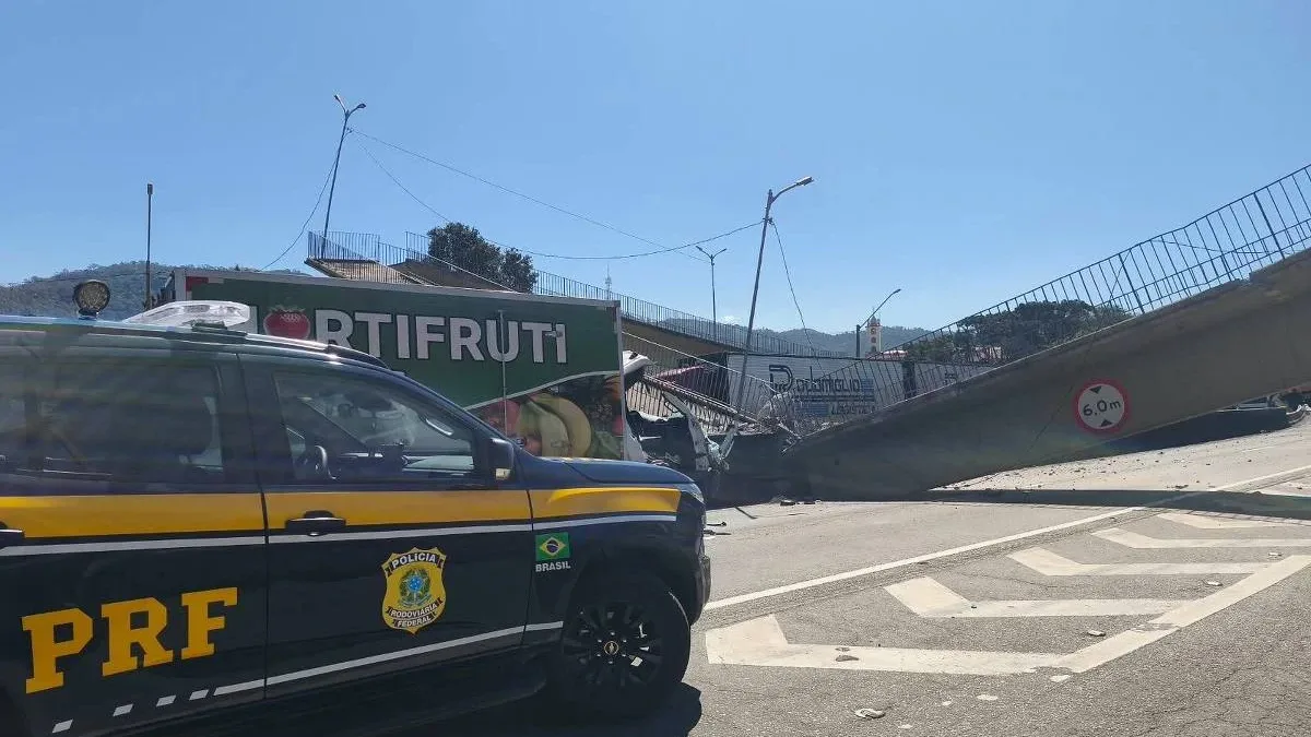 Passarela desaba em Vargem, SP, após colisão com caminhão e deixa 2 mortos