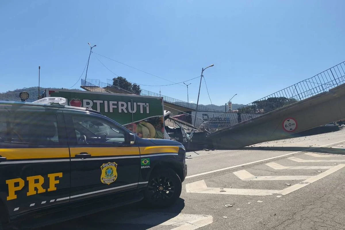 Passarela desaba em Vargem, SP, após colisão com caminhão e deixa 2 mortos