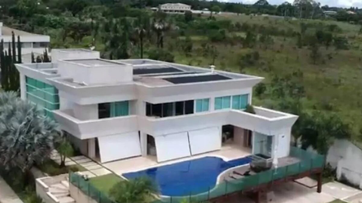 Patrimônio de Flávio Bolsonaro cresce 370% após compra de mansão de R$ 6,2 milhões no Lago Sul